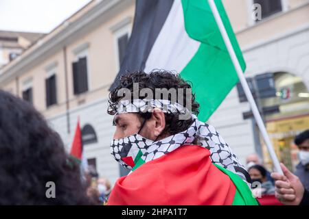 Rom, Italien. 19th. Februar 2022. Protest der palästinensischen Gemeinschaft von Rom und Latium, um die Freilassung aller palästinensischen politischen Gefangenen zu fordern, die sich derzeit in israelischen Gefängnissen befinden. (Bild: © Matteo Nardone/Pacific Press via ZUMA Press Wire) Stockfoto