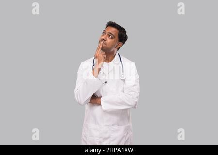 Indischer Mann Doktor Denkendes Zeichen. Doktor Wacht Auf. Isoliert Stockfoto