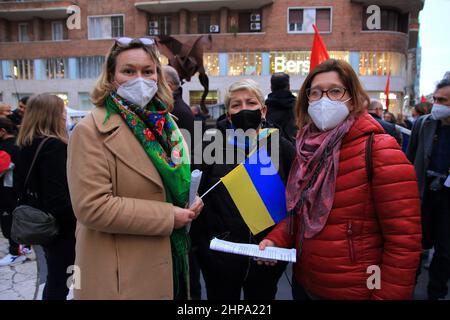 19. Februar 2022, Benevento, Kampanien/Neapel, Italien: Neapel, Italien - 19. Februar 2022 :Frauen ukrainischer Nationalität tragen den Schal mit den Farben ihrer Nationalflagge während der Veranstaltung. Frauen und Männer demonstrierten im Zentrum von Neapel, weil sie für eine andere Zukunft kämpfen wollen als die gegenwärtige, in der die Beziehungen zwischen den Völkern entmilitarisiert und auf sozialer und ökologischer Gerechtigkeit aufgebaut werden. Sie sagen laut:.-KEIN MANN, KEIN EURO FÜR DEN KRIEG.-STOPPEN SIE JETZT DIE MILITÄRISCHE ESKALATION IN DER UKRAINE! Es ist Zeit für unser Land, die NATO zu verlassen, die militärische Knechtschaft aufzugeben und den Mann zu demobilisieren Stockfoto