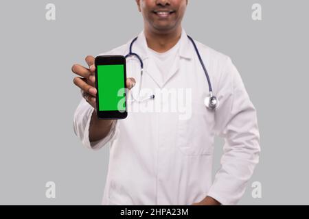 Telefonnummer Des Arztes. Indischer Mann Doktor Technologie Medizin zu Hause. Telefon Grüner Bildschirm Nahaufnahme Isoliert Stockfoto