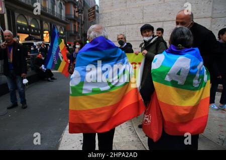 19. Februar 2022, Benevento, Kampanien/Neapel, Italien: Neapel, Italien - 19. Februar 2022 :während der Kundgebung tragen die Menschen die Flagge des Friedens. Frauen und Männer demonstrierten im Zentrum von Neapel, weil sie für eine andere Zukunft kämpfen wollen als die gegenwärtige, in der die Beziehungen zwischen den Völkern entmilitarisiert und auf sozialer und ökologischer Gerechtigkeit aufgebaut werden. Sie sagen laut:.-KEIN MANN, KEIN EURO ZUM KRIEG.-STOPPEN SIE JETZT DIE MILITÄRISCHE ESKALATION IN DER UKRAINE!.Es ist Zeit für unser Land, die NATO zu verlassen, die militärische Knechtschaft aufzugeben und die vielen Basen zu demobilisieren, die es zu einem Flugzeugträger für die Kriege i machen Stockfoto