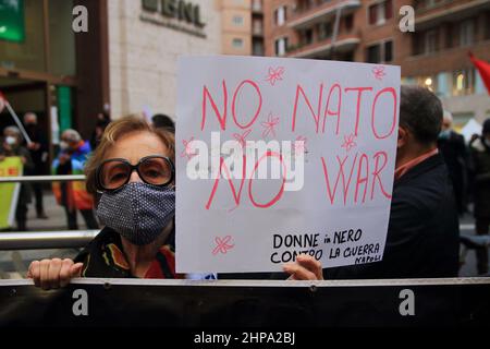 19. Februar 2022, Benevento, Kampanien/Neapel, Italien: Neapel, Italien - 19. Februar 2022: Ältere Frau mit Schild während der Teilnahme an der Veranstaltung.Frauen und Männer demonstrierten im Zentrum von Neapel, weil sie für eine andere Zukunft kämpfen wollen als die gegenwärtige, wo die Beziehungen zwischen den Völkern entmilitarisiert und auf sozialer und ökologischer Gerechtigkeit aufgebaut werden. Sie sagen laut:.-KEIN MANN, KEIN EURO FÜR DEN KRIEG.-STOPPEN SIE JETZT DIE MILITÄRISCHE ESKALATION IN DER UKRAINE!.Es ist an der Zeit für unser Land, die NATO zu verlassen, die militärische Knechtschaft aufzugeben und die vielen Basen zu demobilisieren, die es zu einem Flugzeugträger machen Stockfoto