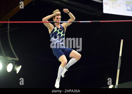 Chris Nilsen (USA) gewinnt den Stabhochsprung mit 19-4 4/4 (5,91 m) während des Treffens Hauts-de-France Pas-de-Calais in der Arena Stade Couvert am Donnerstag, 17. Februar 2022, in Lieven, Frankreich. (Jiro Mochizuki/Bild des Sports) Stockfoto