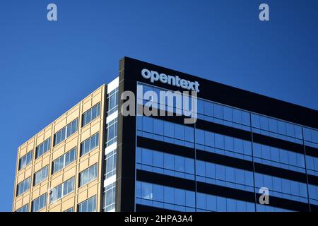 BROOMFIELD, CO, USA - 19. Februar 2022: Broomfield-Büros von OpenText, einem Softwareunternehmen für Unternehmensdaten mit Hauptsitz in Ontario, C Stockfoto