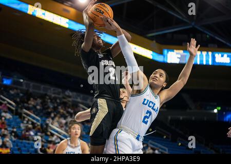 Colorado Büffel vor Mya Hollingshed (21) versucht, während eines NCAA-Basketballspiels für Frauen, Frid, über die UCLA Bruins-Wache Dominique Onu (2) zu schießen Stockfoto