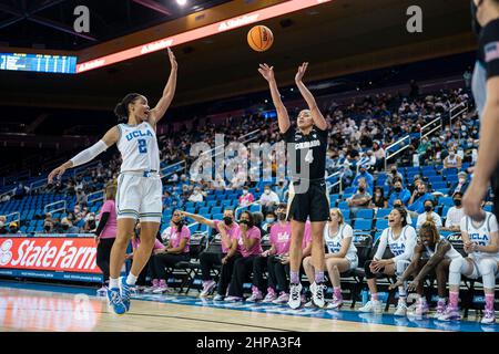 Colorado-Büffel bewachen Lesila Finau (4) schießt über UCLA Bruins-Bewachung Dominique Onu (2) während eines NCAA-Basketballspiels für Frauen, Freitag, den 18. Februar 2022 Stockfoto