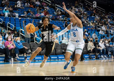 Colorado-Büffelwächter Tameiya Sadler (2) fährt während eines NCAA-Basketballspiels für Frauen gegen UCLA Bruins-Wachmann Dominique Onu (2), Freitag, 18. Februar, Stockfoto