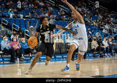 Colorado-Büffelwächter Tameiya Sadler (2) fährt während eines NCAA-Basketballspiels für Frauen gegen UCLA Bruins-Wachmann Dominique Onu (2), Freitag, 18. Februar, Stockfoto
