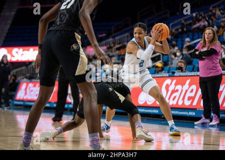UCLA Bruins Wache Dominique Onu (2) während eines NCAA Frauen Basketball-Spiel gegen die Colorado Büffel, Freitag, 18. Februar 2022, in Pauley Pavilion, i Stockfoto