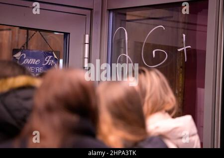 Hamburg, Deutschland. 20th. Februar 2022. '2G' steht auf dem Fenster eines Pubs auf der Reeperbahn. In Hamburg trat am Samstag die erste Stufe der dreistufigen Aufhebung aller Corona-Maßnahmen in Kraft. Geimpfte und wiedergeborene Menschen können sich seit Mitternacht wieder in unbegrenzter Zahl privat treffen. Darüber hinaus wurden das Alkoholverbot für Einzelhändler und die Ausgangssperre im Gastronomiegewerbe aufgehoben. Quelle: Jonas Walzberg/dpa/Alamy Live News Stockfoto