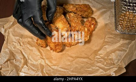 Cool schöne Frische saftige gekocht Chicken Wings in Panade. Buffalo Wings Spread auf Lebensmittel weiß Platte in der Tabelle. Sehr lecker und schön. Kochen mit Stockfoto