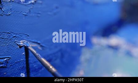 Artist kopist Farbe Marine mit Schiff im Ozean. Handwerker Dekorateur zeichnen wie Boot segeln am blauen Meer mit Acryl öl Farbe. Zeichnen Sie mit dem Finger, Pinsel, Messer Stockfoto