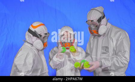 Familie von Ärzten Wissenschaftler Gesundheitsarbeiter in Atemschutzmaske. Mutter, Vater und Tochter Porträt, tragen schützen medizinische Aerosol Spray Farbmaske. Kugelspitze Stockfoto