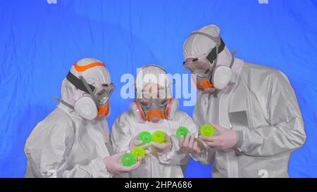 Familie von Ärzten Wissenschaftler Gesundheitsarbeiter in Atemschutzmaske. Mutter, Vater und Tochter Porträt, tragen schützen medizinische Aerosol Spray Farbmaske. Kugelspitze Stockfoto