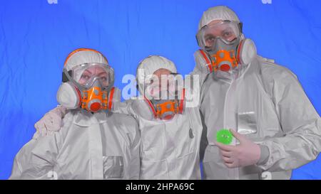 Familie von Ärzten Wissenschaftler Gesundheitsarbeiter in Atemschutzmaske. Mutter, Vater und Tochter Porträt, tragen schützen medizinische Aerosol Spray Farbmaske. Kugelspitze Stockfoto
