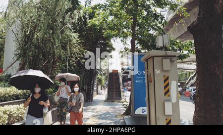 BANGKOK, THAILAND - 23. MÄRZ 2020: Spaziergang durch die leeren Straßen von Bangkok während eines pandemischen Coronavirus covid-19. Menschen gehen in Maske. Konzept Stockfoto