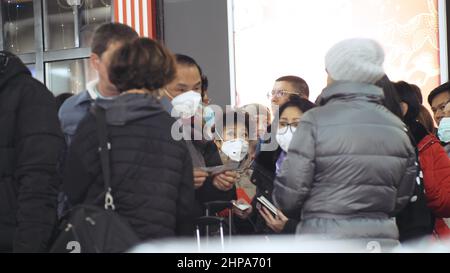 IRKUTSK, RUSSLAND - 24. MÄRZ 2020: Maskierte Flugreisende gehen durch die Abflughalle des Flughafens Irkutsk. Covid-19-Virus. People touris Stockfoto