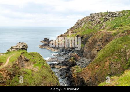 Blick von einer mit Blumen bedeckten Klippe, UNESCO-Weltkulturerbe, an einem ruhigen Sommertag an der dramatischen Küste Nordkorniens, einem beliebten Urlaub des National Trust Stockfoto