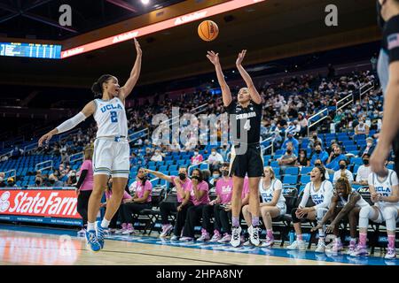Colorado-Büffel bewachen Lesila Finau (4) schießt über UCLA Bruins-Bewachung Dominique Onu (2) während eines NCAA-Basketballspiels für Frauen, Freitag, den 18. Februar 2022 Stockfoto