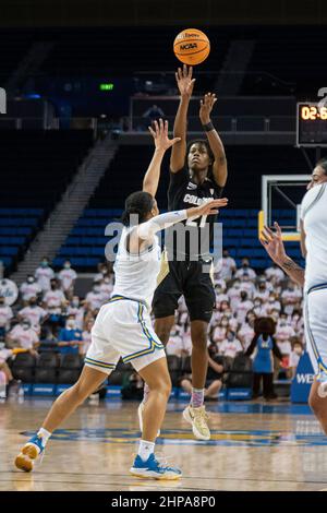 Colorado Büffel vorwärts Mya Hollingshed (21) schießt über UCLA Bruins Wache Dominique Onu (2) während eines NCAA Frauen Basketball-Spiel, Freitag, 18. Februar Stockfoto