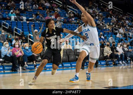 Colorado-Büffelwächter Tameiya Sadler (2) fährt während eines NCAA-Basketballspiels für Frauen gegen UCLA Bruins-Wachmann Dominique Onu (2), Freitag, 18. Februar, Stockfoto