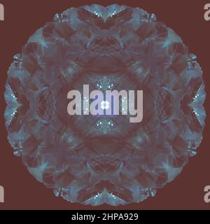 Transluzente blau bemalte Mandala Kreisform mit Glitzer und auf braunem Hintergrund hervorgehoben. Stockfoto