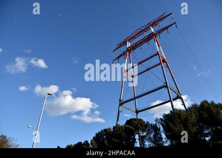 Martigues, Frankreich. 15th. Februar 2022. Ein Strompylon, der sehr Hochspannungsleitungen in Martigues unterstützt. Kredit: SOPA Images Limited/Alamy Live Nachrichten Stockfoto