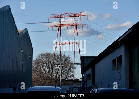 Martigues, Frankreich. 15th. Februar 2022. Ein Strompylon, der sehr Hochspannungsleitungen in Martigues unterstützt. (Foto von Gerard Bottino/SOPA Images/Sipa USA) Quelle: SIPA USA/Alamy Live News Stockfoto