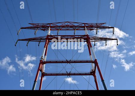 Martigues, Frankreich. 15th. Februar 2022. Ein Strompylon, der sehr Hochspannungsleitungen in Martigues unterstützt. (Foto von Gerard Bottino/SOPA Images/Sipa USA) Quelle: SIPA USA/Alamy Live News Stockfoto