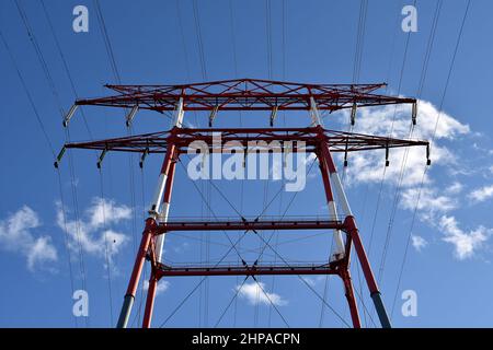 Martigues, Frankreich. 15th. Februar 2022. Ein Strompylon, der sehr Hochspannungsleitungen in Martigues unterstützt. (Bild: © Gerard Bottino/SOPA Images via ZUMA Press Wire) Stockfoto