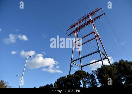 Martigues, Frankreich. 15th. Februar 2022. Ein Strompylon, der sehr Hochspannungsleitungen in Martigues unterstützt. (Bild: © Gerard Bottino/SOPA Images via ZUMA Press Wire) Stockfoto