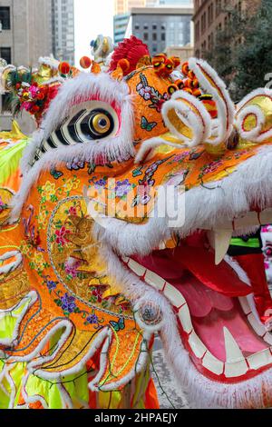 San Francisco, Kalifornien, USA. 19th. Februar 2022. Nahaufnahme eines Drachenkopfes während der chinesischen Neujahrsparade in San Francisco, einem der bekanntesten und gefeiertsten Feste der Welt. 2022 ist das Jahr des Tigers. Quelle: Tim Fleming/Alamy Live News Stockfoto