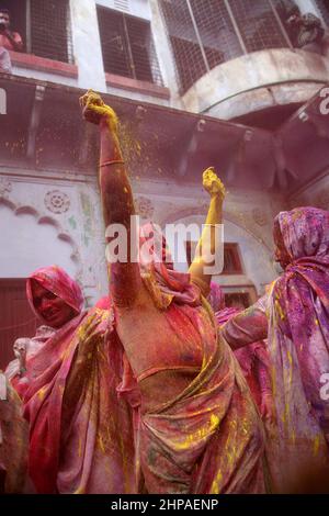 Indische Witwenfrauen feiern das Holi-Fest in einem Altersheim für Witwenfrauen in Vrindavan, Indien, im Jahr 2015. Stockfoto