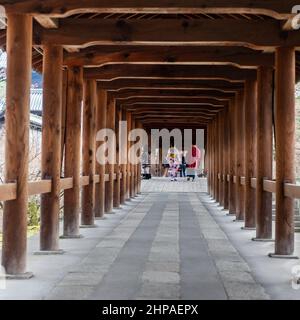 Kyoto, Japan, 29. Dezember 2019. Besucher, die die Tsutenkyo-Brücke in Kyoto, Japan, hinunterlaufen Stockfoto