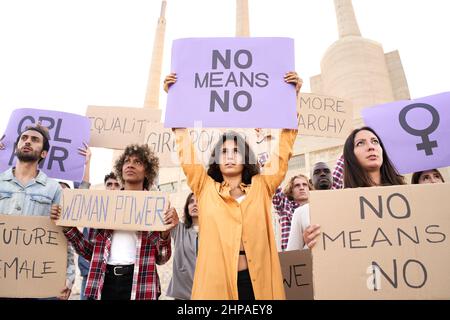Gruppe von Aktivisten, die auf den Straßen protestieren. Feministische Frauen. Stockfoto