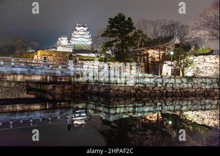 Himeji, Japan - 7. Januar 2020. Nachtaufnahme des Schlosses Himeji in Japan. Himeji ist eine der wenigen verbliebenen traditionell erbauten japanischen Burgen. Es ist eine große Touristenattraktion. Stockfoto