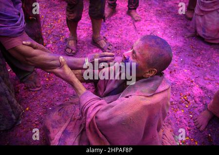 Indische Witwenfrauen feiern das Holi-Fest in einem Altersheim für Witwenfrauen in Vrindavan, Indien, im Jahr 2015. Stockfoto