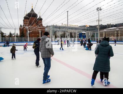 Tula, Russland - 3. Januar 2021: Menschen auf der Gubernsky Eisbahn, Lenin-Platz, Tula Stadt Stockfoto