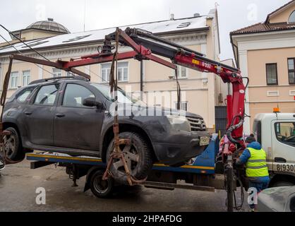 Tula, Russland - 3. Januar 2021: Evakuierung eines Autos, das die Regeln des Parkens verletzt Stockfoto