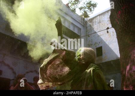 Indische Witwenfrauen feiern das Holi-Fest in einem Altersheim für Witwenfrauen in Vrindavan, Indien, im Jahr 2015. Stockfoto