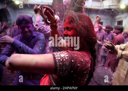 Indische Mädchen und Frauen feiern das Holi-Festival mit den Witwen in einem Altersheim für Witwen in Vrindavan in Indien, 2015. Stockfoto