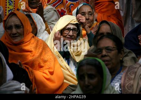 Indische Witwenfrauen feiern das Holi-Fest in einem Altersheim für Witwenfrauen in Vrindavan, Indien, im Jahr 2015. Stockfoto