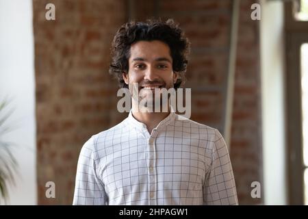 Porträt eines lächelnden, hübschen jungen Mannes. Stockfoto