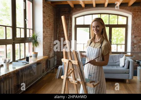 Portrait von glücklich attraktive junge Frau Gemälde Bild auf Leinwand. Stockfoto