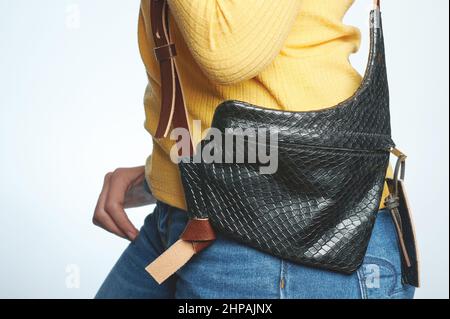 Lässige stilvolle Frau schwarze Handtasche isoliert auf weißem Studio-Hintergrund Stockfoto