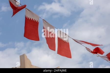 Al-Adaam-Nationalflaggen von Katar, die am Himmel über Doha, Katar, fliegen Stockfoto