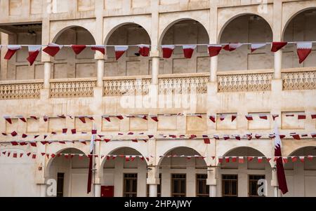 Reihen von al-Adaam-Nationalflaggen von Katar, die in Souq Waqif, Doha, Katar fliegen Stockfoto