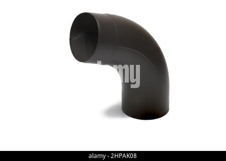 Nahaufnahme des dunkelbraunen Rohrwinkels aus Blech zum Verbinden des Fallrohrs der Dachrinne vor der Montage auf weißem Hintergrund Stockfoto