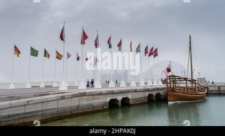 Doha, Katar - Januar 15th 2022: Mehrere Flaggen auf dem Weg zur WM auf der Corniche Promenade, Doha, Katar Stockfoto