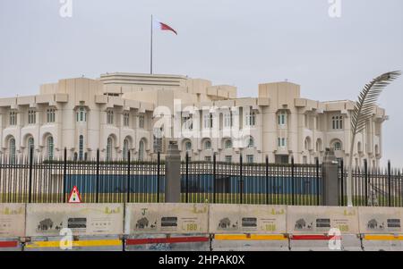 Die Al-Adaam-Nationalflagge von Katar, die über dem Amiri Diwan Parlamentsgebäude in Doha, Katar, fliegt Stockfoto